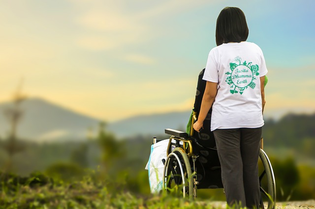 Na co zwracać uwagę dobierając wózek inwalidzki?