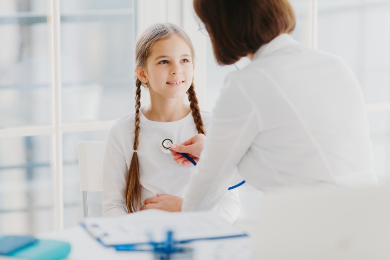 Kiedy zabrać dziecko do endokrynologa – sygnały, które powinny zaniepokoić rodziców