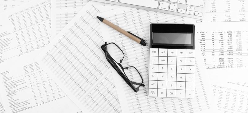 Jak znaleźć pierwiastek z liczby? Kluczowe wzory i metody